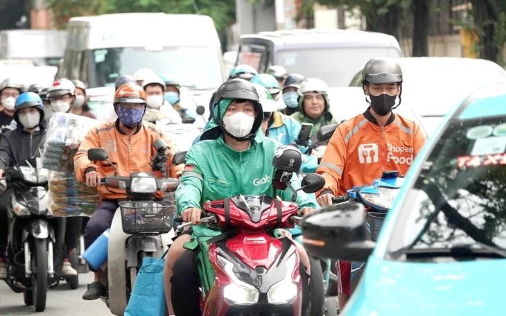 'Lỡ cả đời không rực rỡ thì sao?' và chuyện mưu sinh ở thành phố không ngủ 'Lỡ cả đời không rực rỡ thì sao?' và chuyện mưu sinh ở thành phố không ngủ