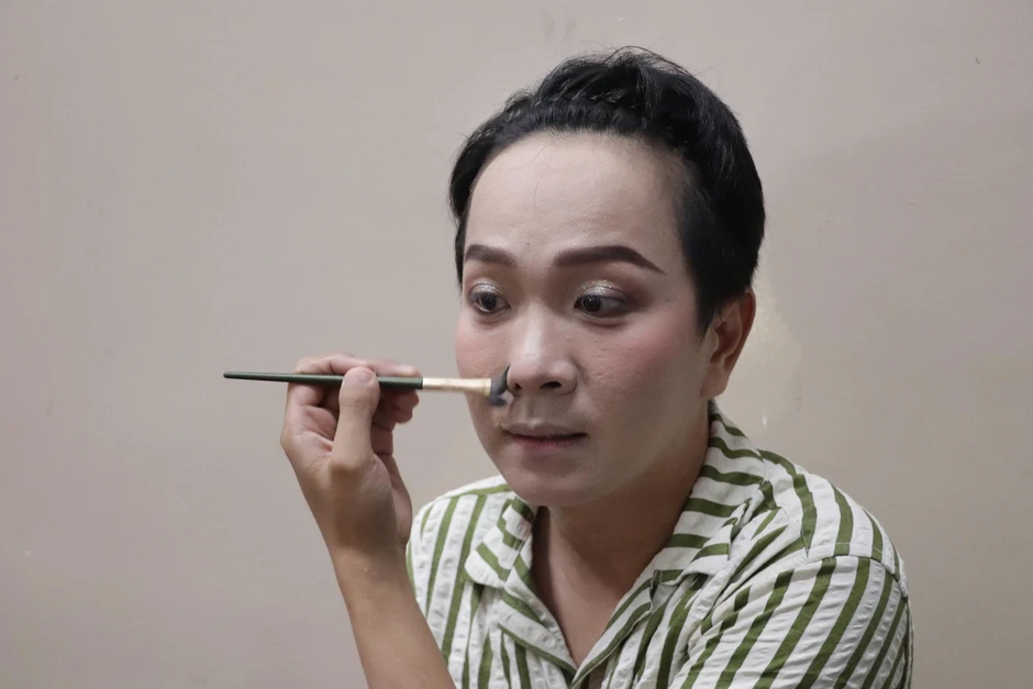 Lô tô thời nay: Để mình là nghệ sĩ, không phải 'bà bóng' bị chọc ghẹo