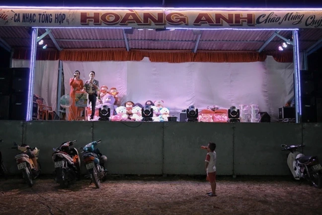 Lô tô thời nay: Từ tiếng rao hội chợ đến ánh đèn sân khấu hiện đại Lô tô thời nay: Từ tiếng rao hội chợ đến ánh đèn sân khấu hiện đại