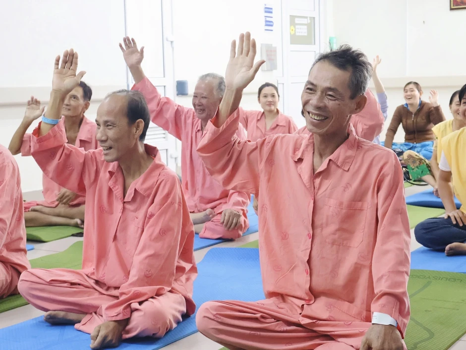Lớp yoga cho bệnh nhân nặng ở Bệnh viện Chợ Rẫy: 'Ở bệnh viện mà thấy vui' Lớp yoga cho bệnh nhân nặng ở Bệnh viện Chợ Rẫy: 'Ở bệnh viện mà thấy vui'