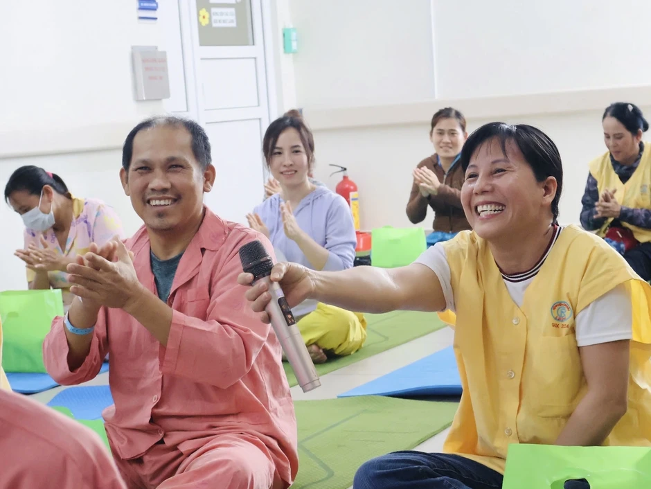 Lớp yoga cho bệnh nhân nặng ở Bệnh viện Chợ Rẫy: 'Ở bệnh viện mà thấy vui' Lớp yoga cho bệnh nhân nặng ở Bệnh viện Chợ Rẫy: 'Ở bệnh viện mà thấy vui'
