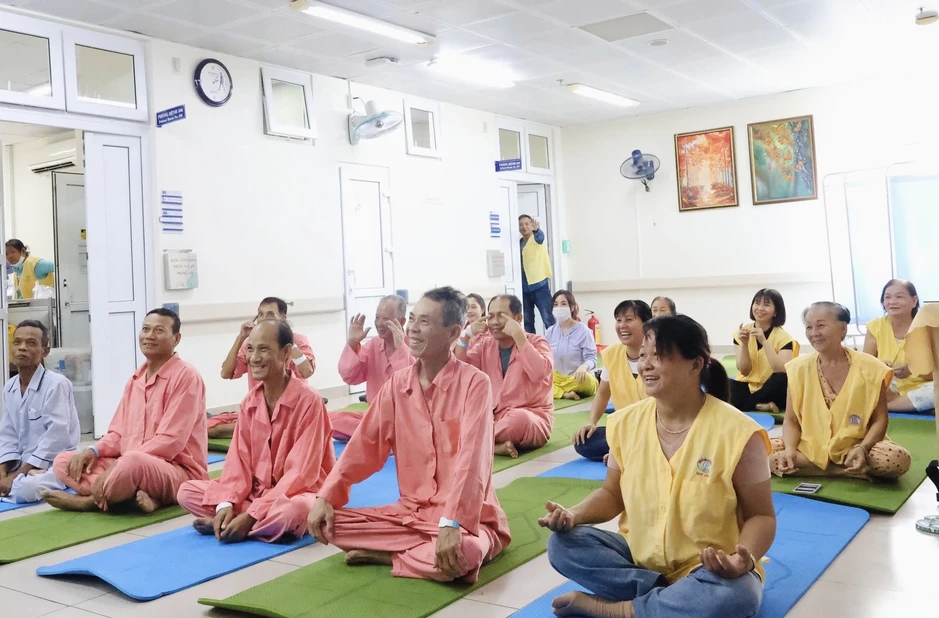 Lớp yoga cho bệnh nhân nặng ở Bệnh viện Chợ Rẫy: 'Ở bệnh viện mà thấy vui' Lớp yoga cho bệnh nhân nặng ở Bệnh viện Chợ Rẫy: 'Ở bệnh viện mà thấy vui'