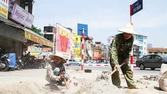 Mồ hôi giữa nắng lửa đô thị
