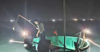 Mùa lộc biển: Theo chân ngư dân săn 'vàng đen'