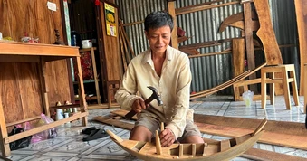 Mùa nước nổi ở làng nghề đóng xuồng trăm tuổi