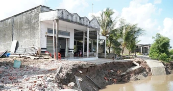 Mùa sạt lở bên dòng Cửa Lớn