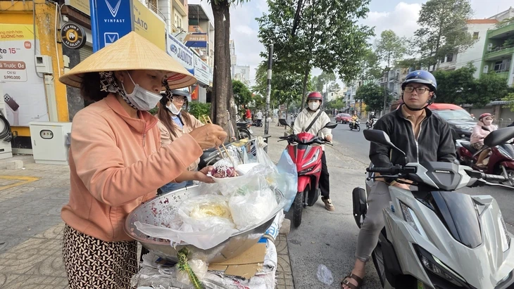Mưu sinh dưới cái nắng chang chang Mưu sinh dưới cái nắng chang chang