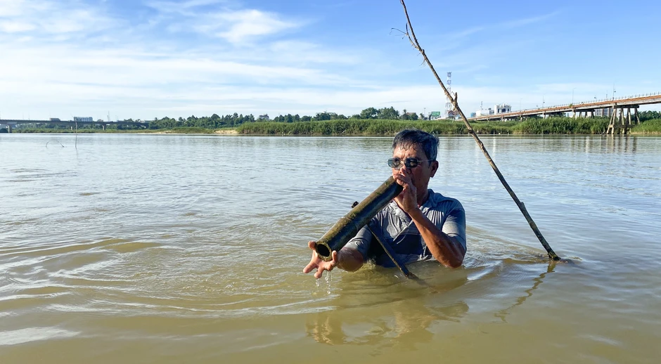 Mưu sinh trên sông Trà: Săn cá bống bằng ống tre Mưu sinh trên sông Trà: Săn cá bống bằng ống tre