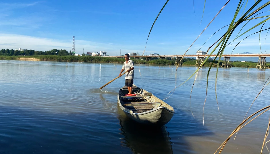 Mưu sinh trên sông Trà: Săn cá bống bằng ống tre Mưu sinh trên sông Trà: Săn cá bống bằng ống tre