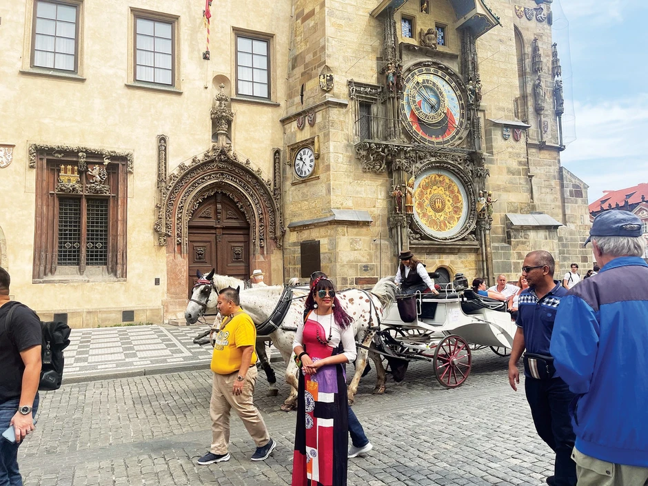 Nghe gà gáy ở quảng trường con gà Praha Nghe gà gáy ở quảng trường con gà Praha