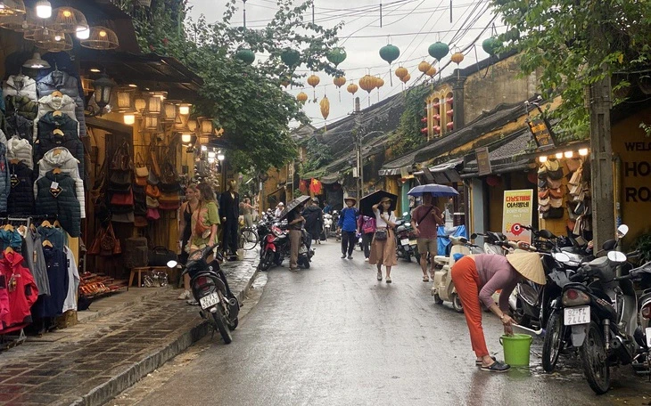 Người có nấm mối đem chia cho hàng xóm, hàng xóm nấu cháo ngon lại gọi sang ăn