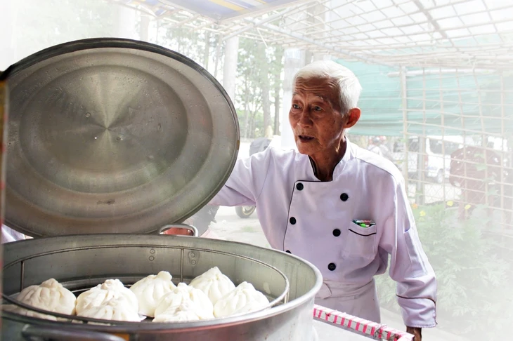 Người đầu bếp hơn 70 năm làm bánh, lấy đồng lời nuôi lớp học miễn phí Người đầu bếp hơn 70 năm làm bánh, lấy đồng lời nuôi lớp học miễn phí
