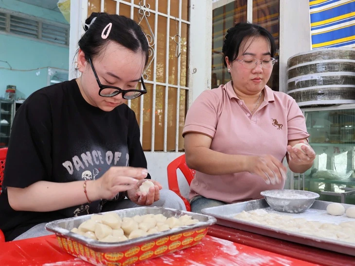 Người đầu bếp hơn 70 năm làm bánh, lấy đồng lời nuôi lớp học miễn phí Người đầu bếp hơn 70 năm làm bánh, lấy đồng lời nuôi lớp học miễn phí