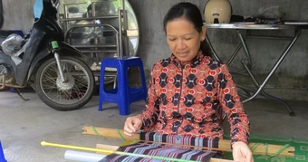 Người Hrê mang họ Phạm: Nặng lòng với di sản thổ cẩm