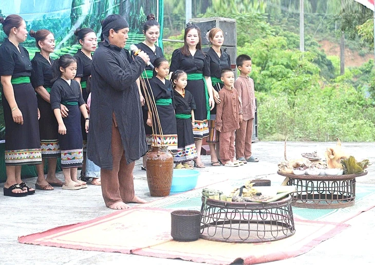 Người Ơ Đu ăn Tết đón tiếng sấm Người Ơ Đu ăn Tết đón tiếng sấm