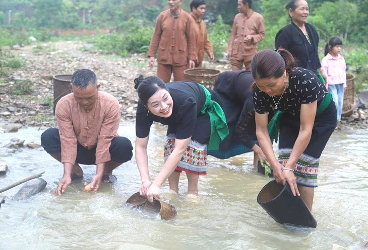 Người Ơ Đu ăn Tết đón tiếng sấm Người Ơ Đu ăn Tết đón tiếng sấm