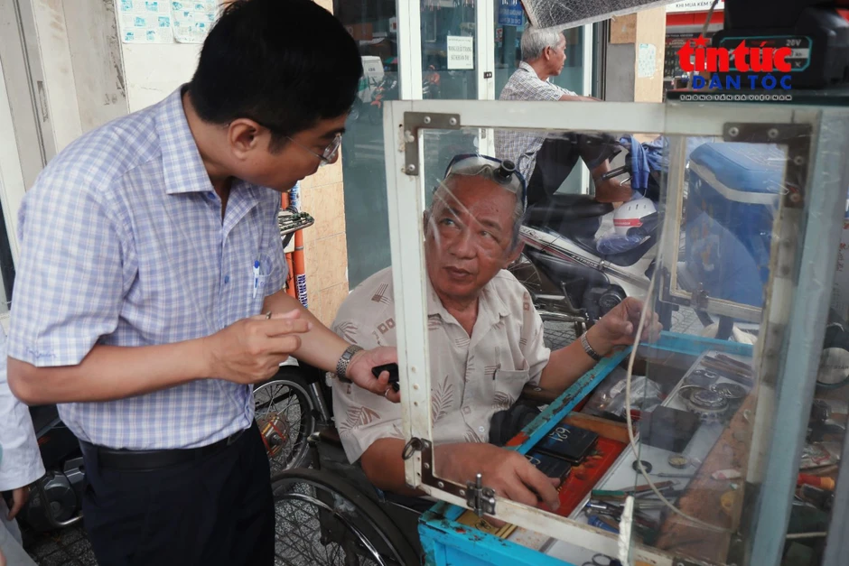 Người thợ sửa đồng hồ và ánh hào quang của nhà vô địch đua xe lăn Người thợ sửa đồng hồ và ánh hào quang của nhà vô địch đua xe lăn