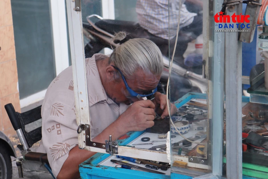 Người thợ sửa đồng hồ và ánh hào quang của nhà vô địch đua xe lăn Người thợ sửa đồng hồ và ánh hào quang của nhà vô địch đua xe lăn