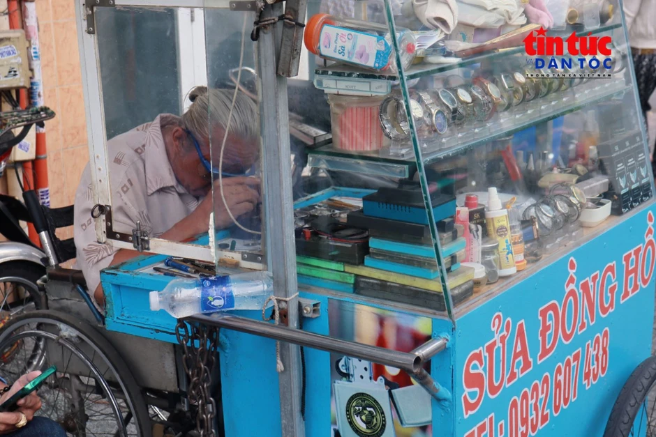 Người thợ sửa đồng hồ và ánh hào quang của nhà vô địch đua xe lăn Người thợ sửa đồng hồ và ánh hào quang của nhà vô địch đua xe lăn