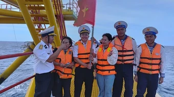 Những bông hoa trên sóng