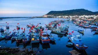 QUA MIỀN CỬA BIỂN
