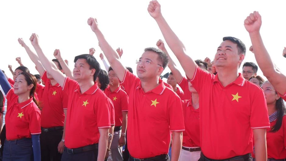 Sức trẻ giữa trùng khơi: Thiêng liêng Quốc ca Sức trẻ giữa trùng khơi: Thiêng liêng Quốc ca