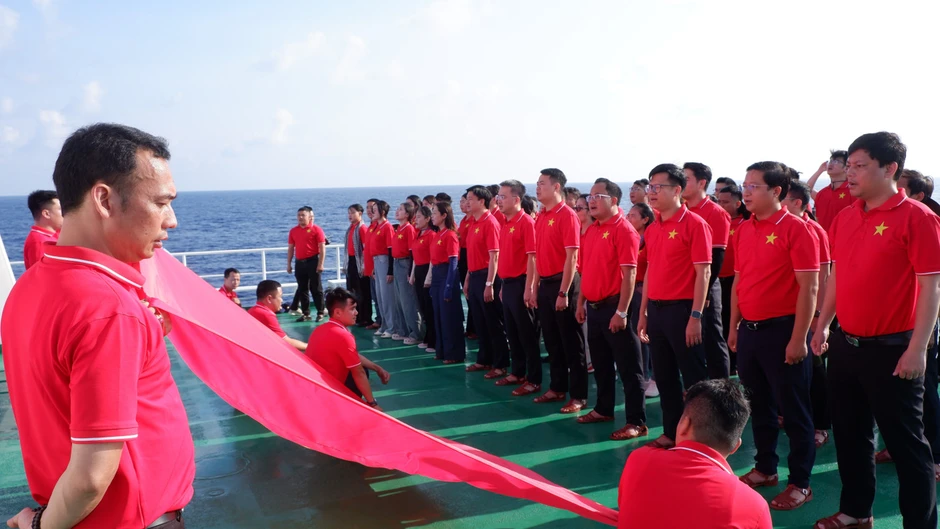 Sức trẻ giữa trùng khơi: Thiêng liêng Quốc ca Sức trẻ giữa trùng khơi: Thiêng liêng Quốc ca