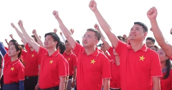 Sức trẻ giữa trùng khơi: Thiêng liêng Quốc ca