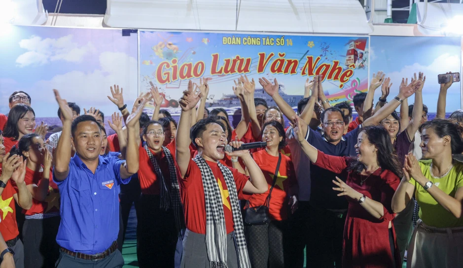 Sức trẻ giữa trùng khơi: Tiếng hát át tiếng sóng Sức trẻ giữa trùng khơi: Tiếng hát át tiếng sóng