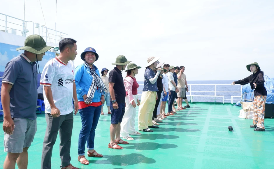 Sức trẻ giữa trùng khơi: Tiếng hát át tiếng sóng Sức trẻ giữa trùng khơi: Tiếng hát át tiếng sóng