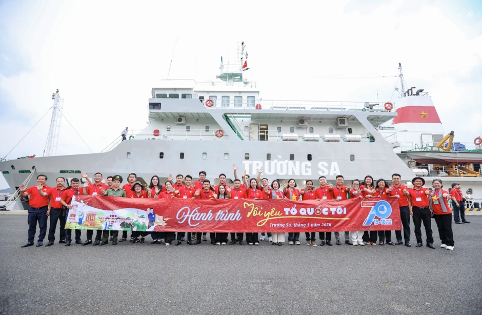 Sức trẻ giữa trùng khơi: Tiếng hát át tiếng sóng Sức trẻ giữa trùng khơi: Tiếng hát át tiếng sóng