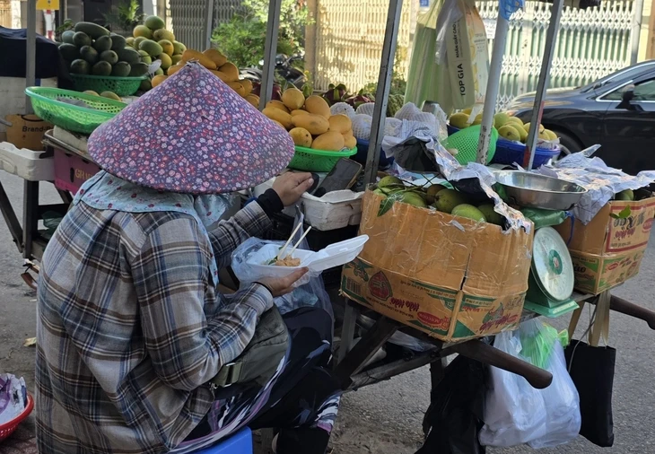 Tần tảo buôn bán 'du mục' theo công trình