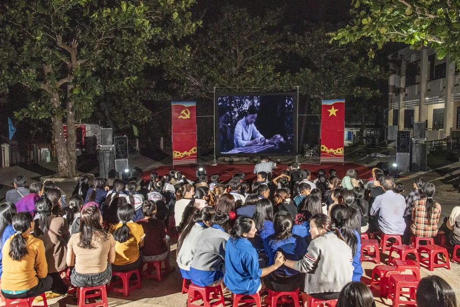 Theo dấu nhật ký Đặng Thùy Trâm: Né ánh mắt 'tàu rọ' Theo dấu nhật ký Đặng Thùy Trâm: Né ánh mắt 'tàu rọ'