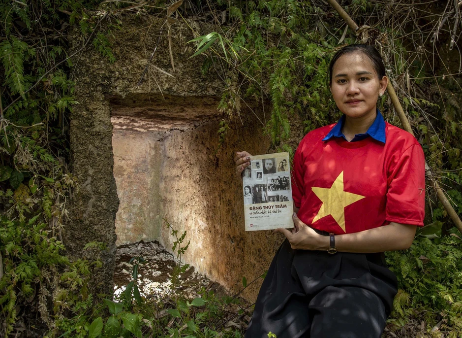Theo dấu nhật ký Đặng Thùy Trâm: Né ánh mắt 'tàu rọ' Theo dấu nhật ký Đặng Thùy Trâm: Né ánh mắt 'tàu rọ'