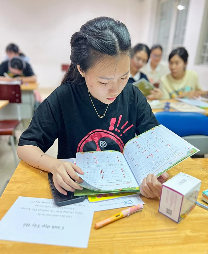 Thú vị luyện chữ đẹp thời AI