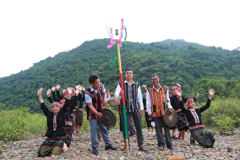 Tiếng chiêng mang hồn núi Tiếng chiêng mang hồn núi