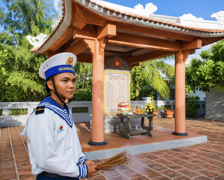 Tiếng chuông chùa ở Trường Sa: Lời thề với tiền nhân Tiếng chuông chùa ở Trường Sa: Lời thề với tiền nhân
