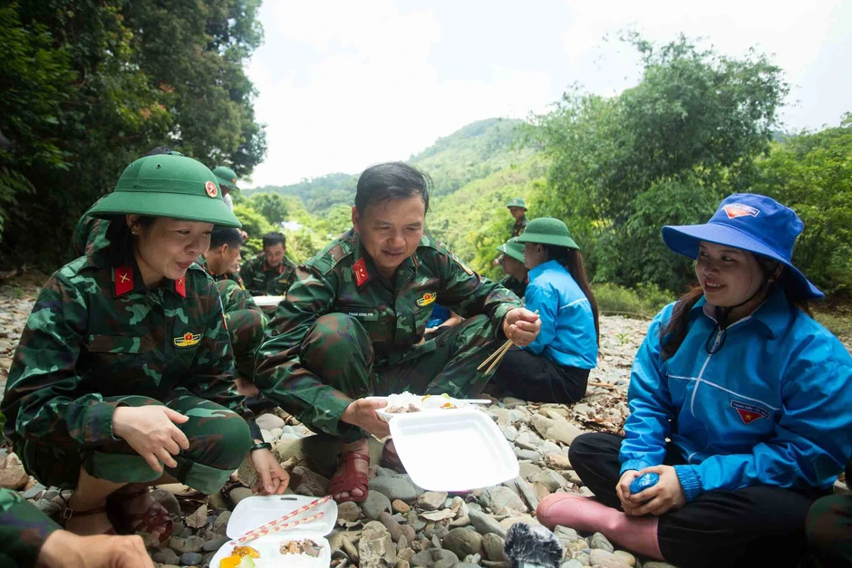 Tìm liệt sĩ trên dãy Trường Sơn: Chung một tấm lòng Tìm liệt sĩ trên dãy Trường Sơn: Chung một tấm lòng