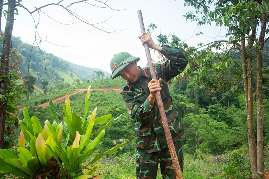 Tìm liệt sĩ trên dãy Trường Sơn: Nước mắt thời bình hòa vào xương máu chiến tranh Tìm liệt sĩ trên dãy Trường Sơn: Nước mắt thời bình hòa vào xương máu chiến tranh