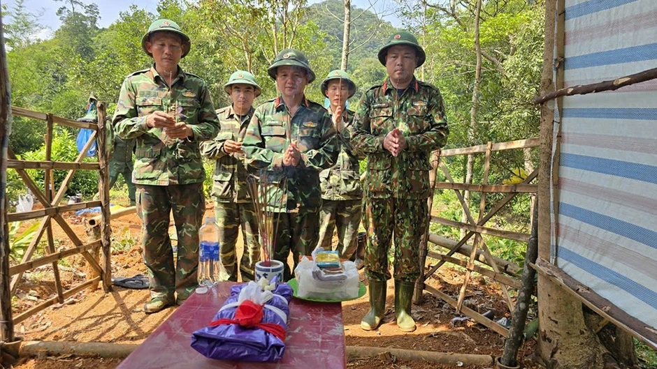 Tìm liệt sĩ trên dãy Trường Sơn: Nước mắt thời bình hòa vào xương máu chiến tranh Tìm liệt sĩ trên dãy Trường Sơn: Nước mắt thời bình hòa vào xương máu chiến tranh