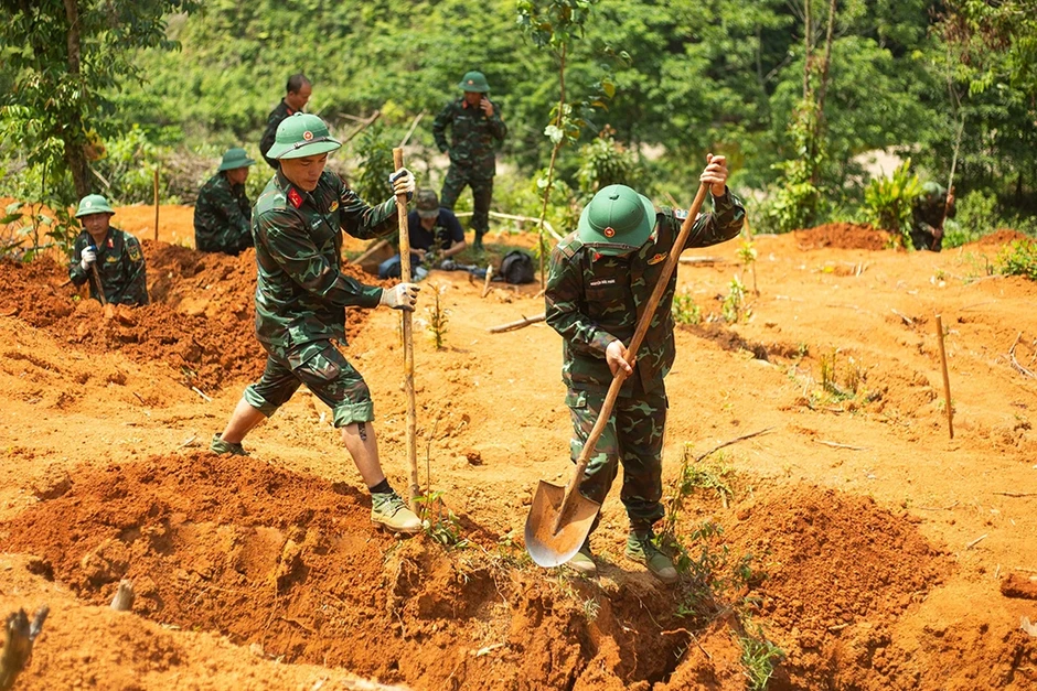 Tìm liệt sĩ trên dãy Trường Sơn: Nước mắt thời bình hòa vào xương máu chiến tranh Tìm liệt sĩ trên dãy Trường Sơn: Nước mắt thời bình hòa vào xương máu chiến tranh