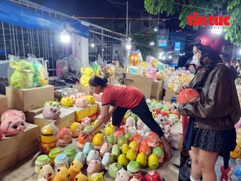 TP Hồ Chí Minh: Người dân đổ xô đi mua heo đất cầu tài lộc dịp vía Thần Tài
