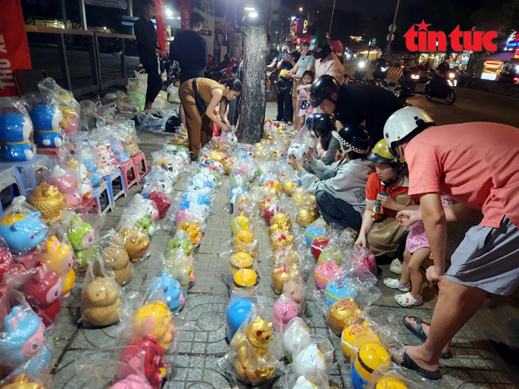 TP Hồ Chí Minh: Người dân đổ xô đi mua heo đất cầu tài lộc dịp vía Thần Tài TP Hồ Chí Minh: Người dân đổ xô đi mua heo đất cầu tài lộc dịp vía Thần Tài
