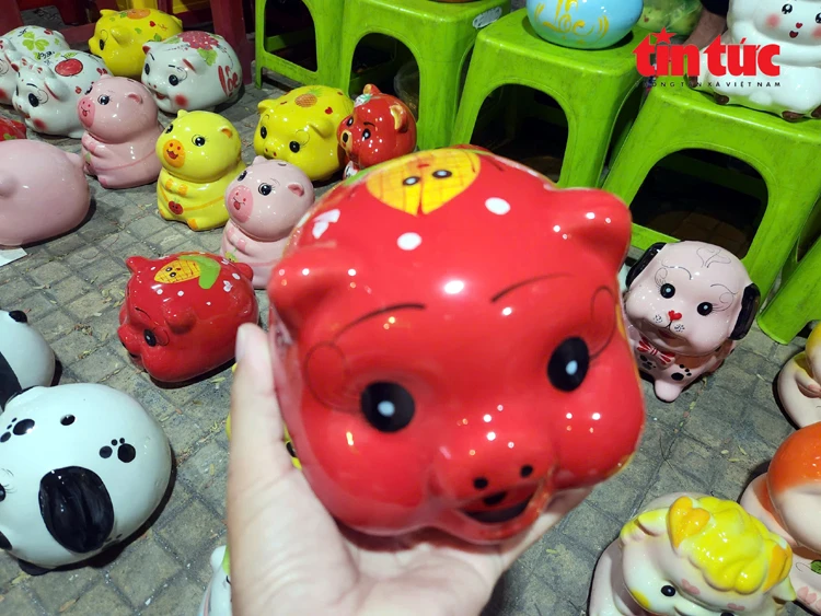 TP Hồ Chí Minh: Người dân đổ xô đi mua heo đất cầu tài lộc dịp vía Thần Tài TP Hồ Chí Minh: Người dân đổ xô đi mua heo đất cầu tài lộc dịp vía Thần Tài