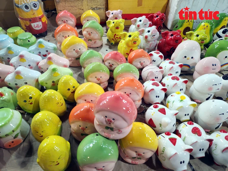 TP Hồ Chí Minh: Người dân đổ xô đi mua heo đất cầu tài lộc dịp vía Thần Tài TP Hồ Chí Minh: Người dân đổ xô đi mua heo đất cầu tài lộc dịp vía Thần Tài