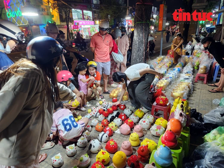 TP Hồ Chí Minh: Người dân đổ xô đi mua heo đất cầu tài lộc dịp vía Thần Tài TP Hồ Chí Minh: Người dân đổ xô đi mua heo đất cầu tài lộc dịp vía Thần Tài