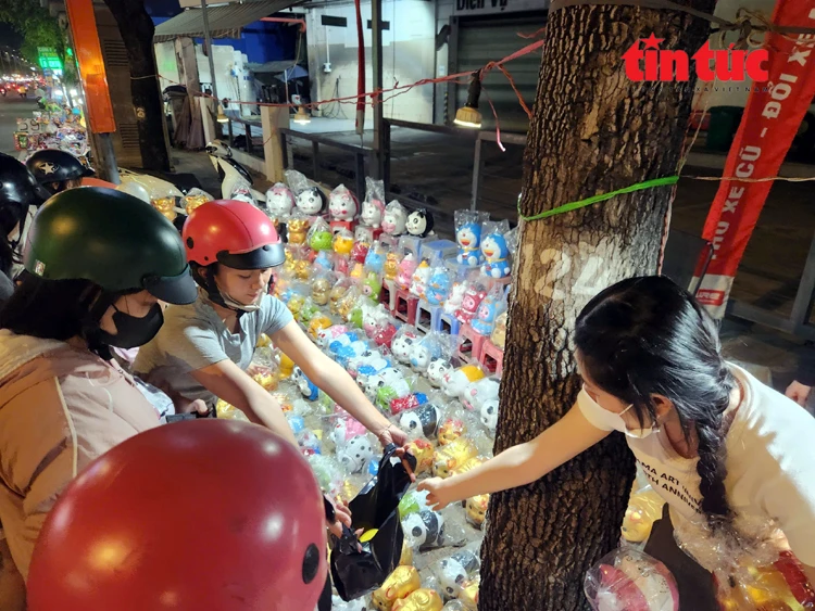 TP Hồ Chí Minh: Người dân đổ xô đi mua heo đất cầu tài lộc dịp vía Thần Tài TP Hồ Chí Minh: Người dân đổ xô đi mua heo đất cầu tài lộc dịp vía Thần Tài