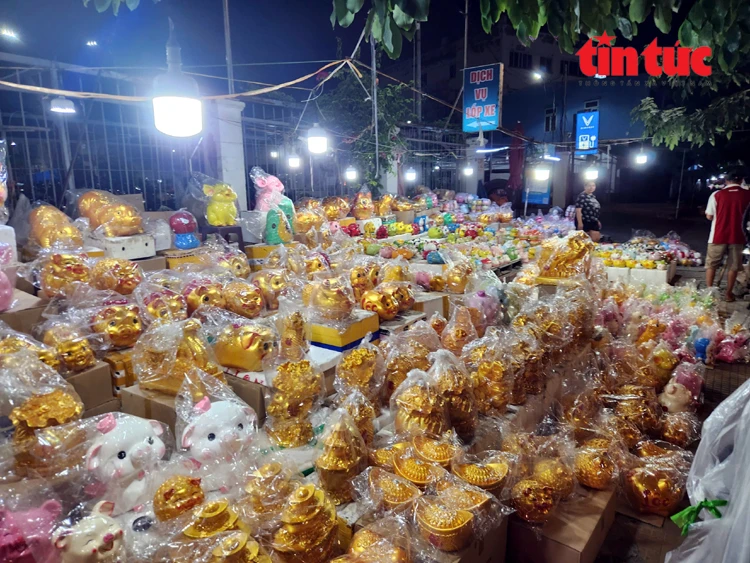 TP Hồ Chí Minh: Người dân đổ xô đi mua heo đất cầu tài lộc dịp vía Thần Tài TP Hồ Chí Minh: Người dân đổ xô đi mua heo đất cầu tài lộc dịp vía Thần Tài