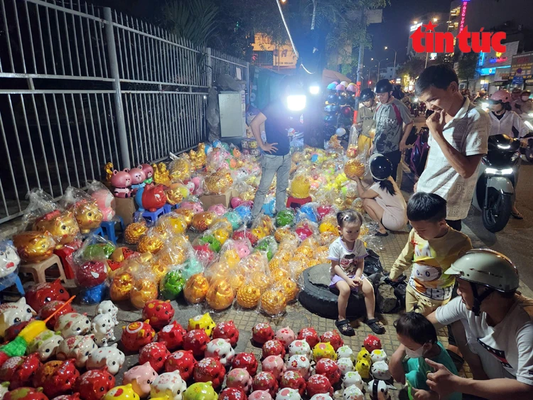 TP Hồ Chí Minh: Người dân đổ xô đi mua heo đất cầu tài lộc dịp vía Thần Tài TP Hồ Chí Minh: Người dân đổ xô đi mua heo đất cầu tài lộc dịp vía Thần Tài