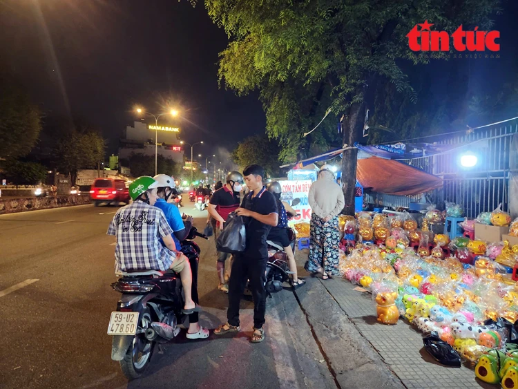 TP Hồ Chí Minh: Người dân đổ xô đi mua heo đất cầu tài lộc dịp vía Thần Tài TP Hồ Chí Minh: Người dân đổ xô đi mua heo đất cầu tài lộc dịp vía Thần Tài